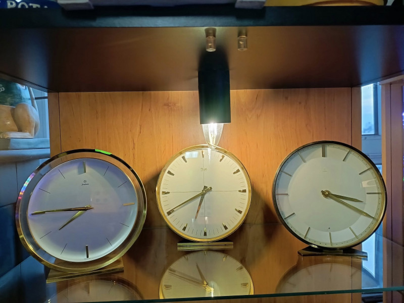 Zegary kiedyś i dziś: czy w dobie elektroniki zegary analogowe wciąż mają rację bytu?